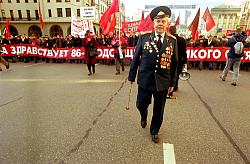 Communists marching on Lubyanskaya Ploshchad on Friday, the anniversary of the 1917 October Revolution. The day is now known as the Day of Accord and Reconciliation.