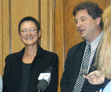 Irina Khakamada and Sergei Ivanenko at a briefing after the meeting  the Joint Political Council of Yabloko and the SPS. November 15, 2000.